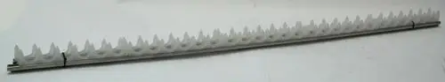 Lange, schmale Montageleiste mit spitzen Kanten, in weiß und Metall, für die Installation von Daikin-Altherma-Systemen.